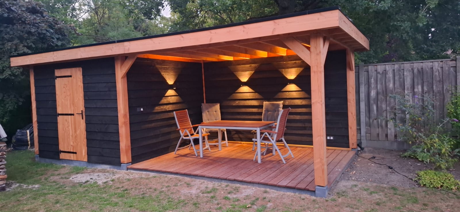 Maatwerk houten tuinconstructie als finishing touch voor tuinrenovatie