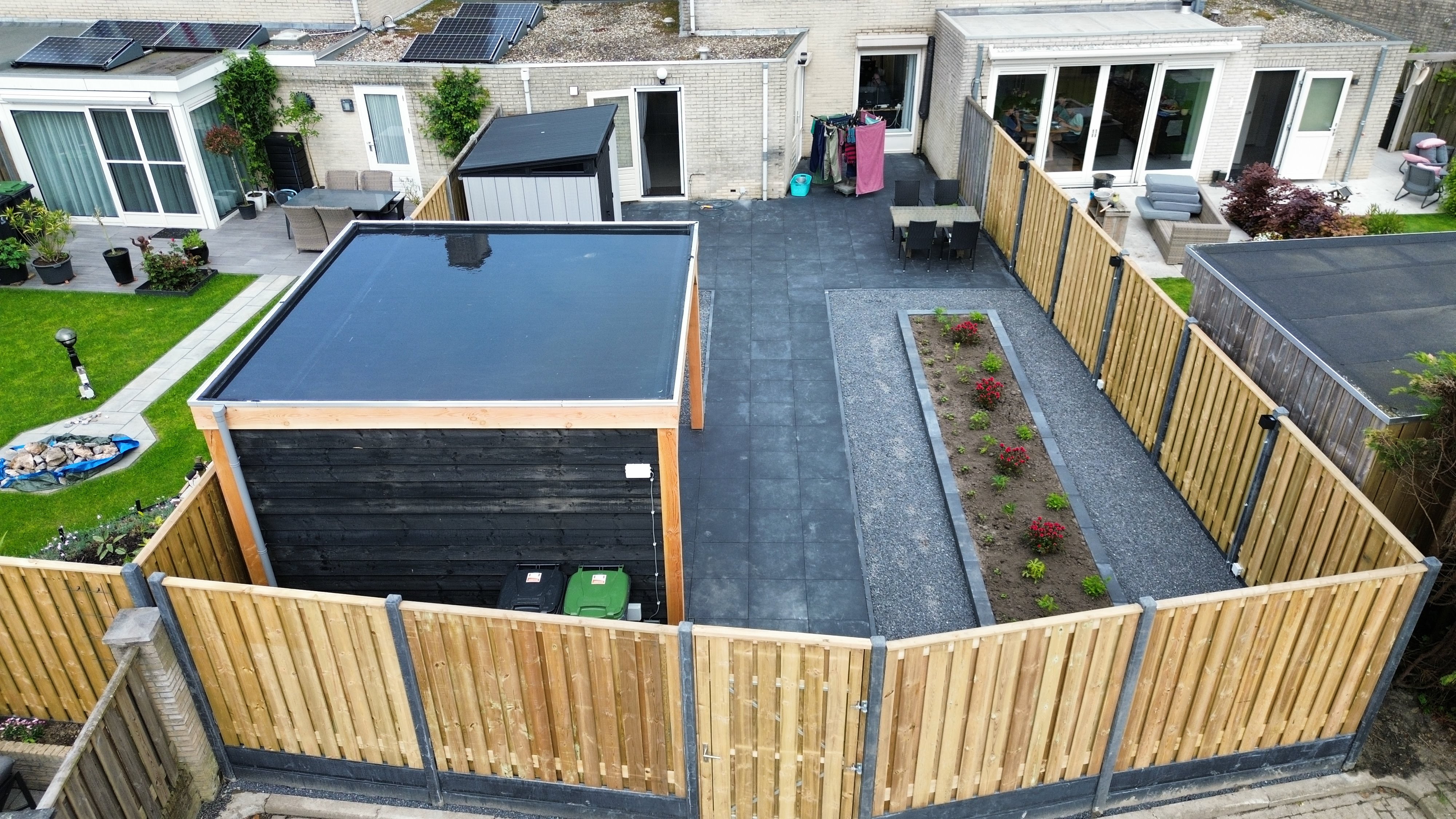 Luchtfoto van een tuin met solitaire bomen in het plantseizoen