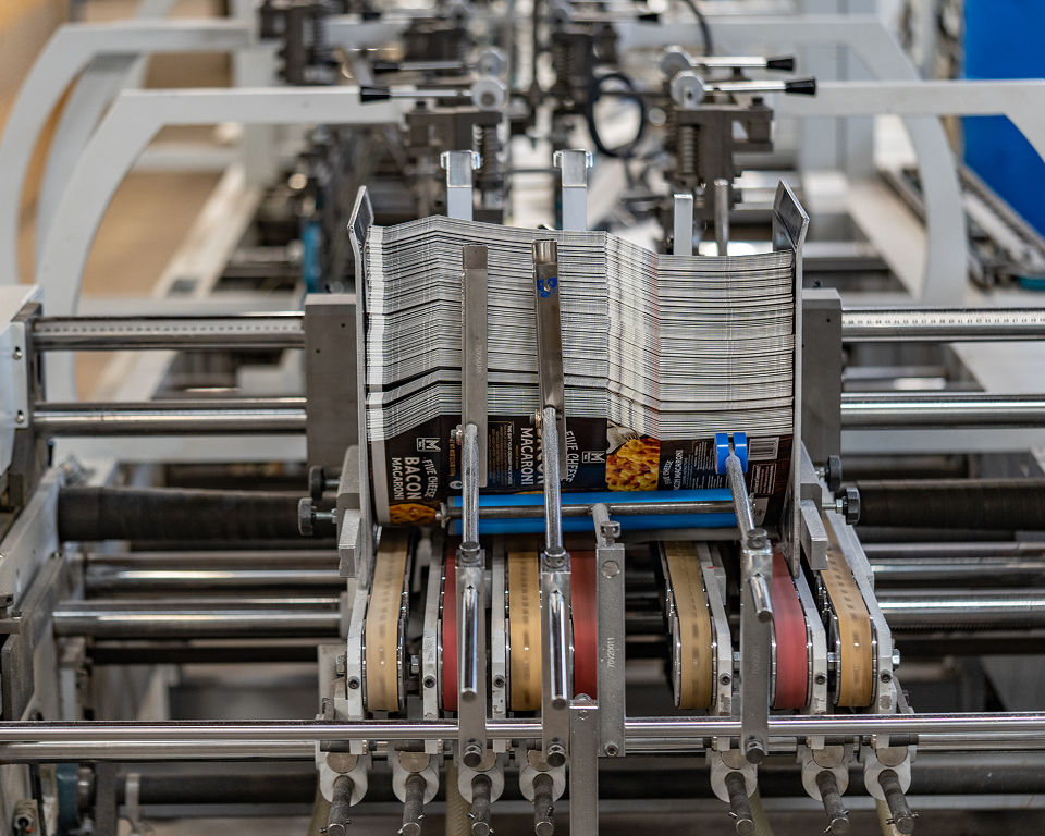 Folder gluing and tray forming production line