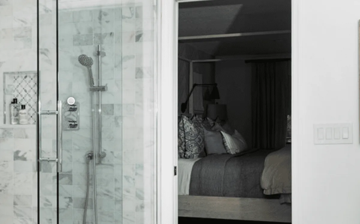 Kate Upton surprend sa sœur en rénovant sa salle de bain