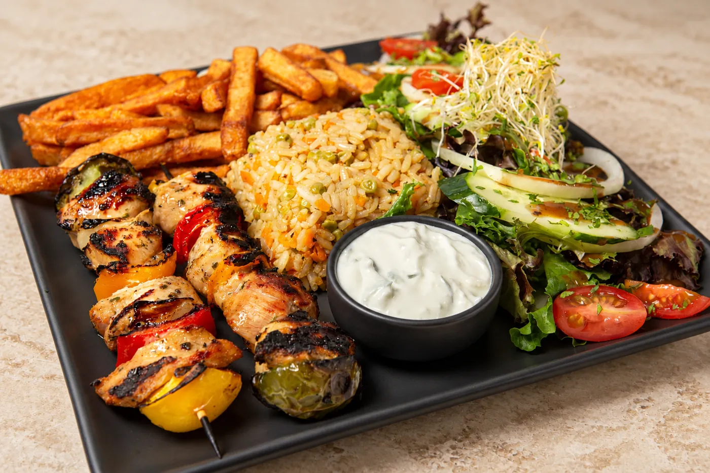 Assiette de brochettes grillées, riz et frites, Le Carré Noir