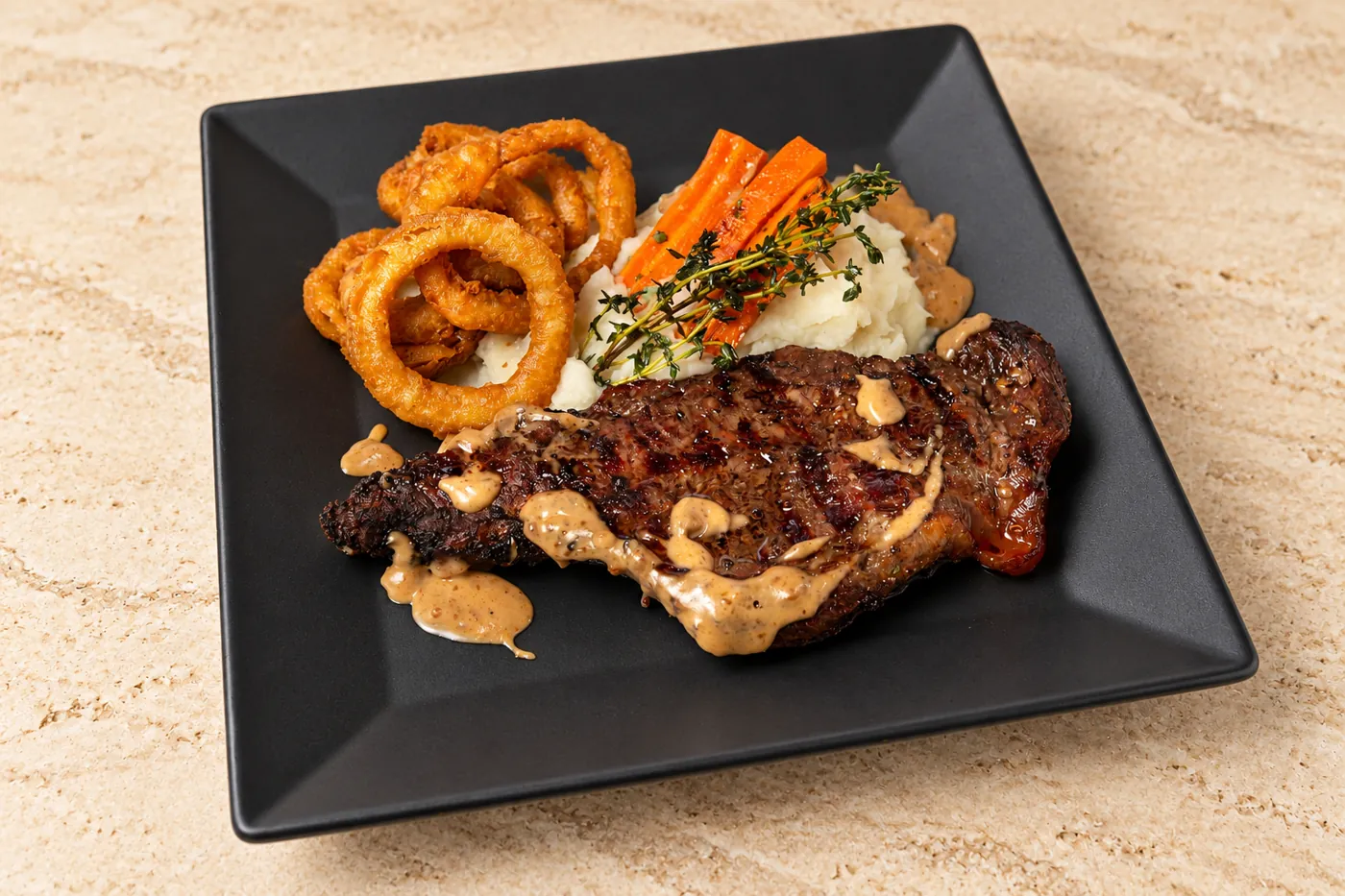Steak grillé, rondelles d'oignon et purée, Le Carré Noir