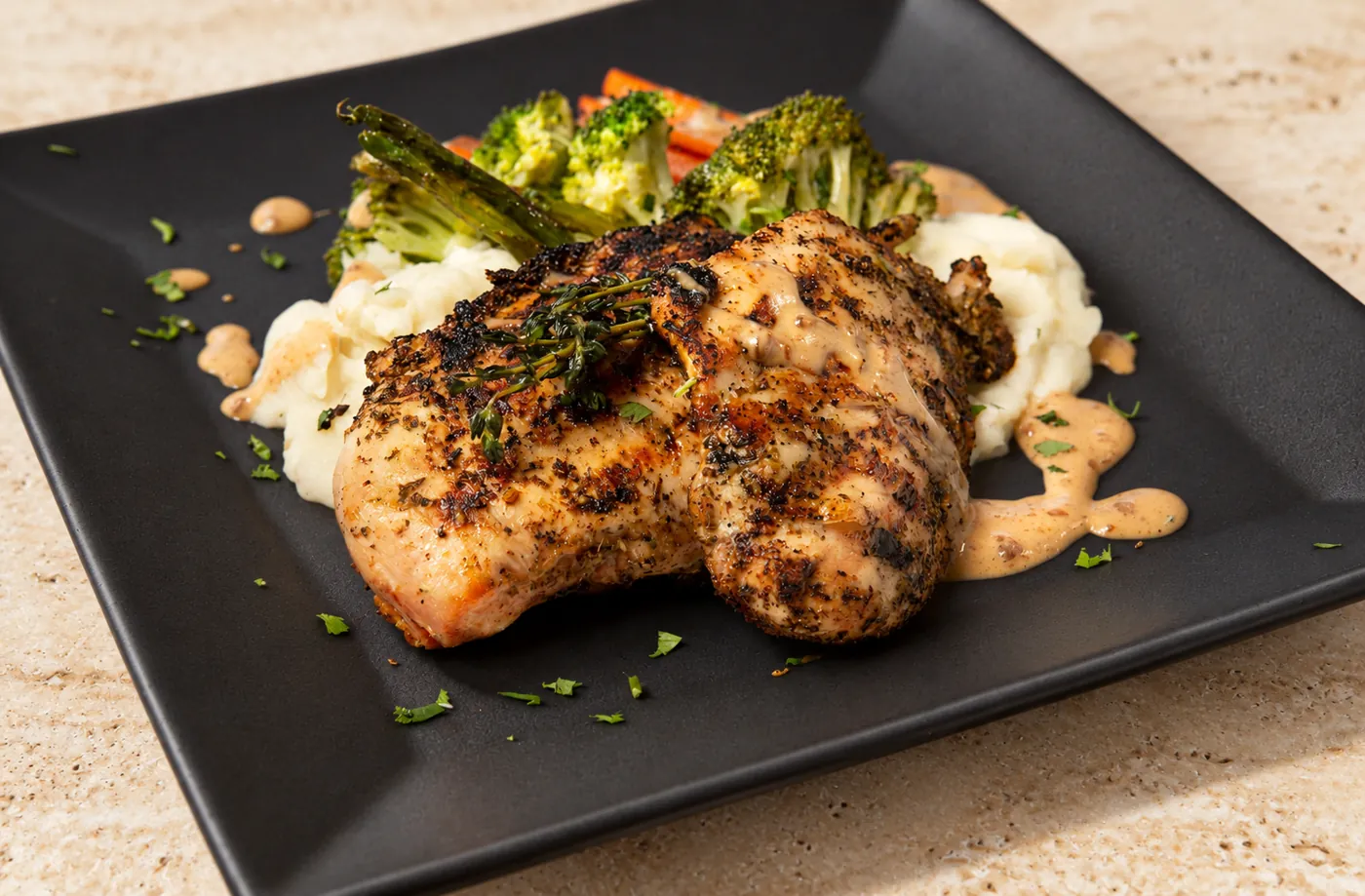 Poulet grillé, purée et légumes, Le Carré Noir