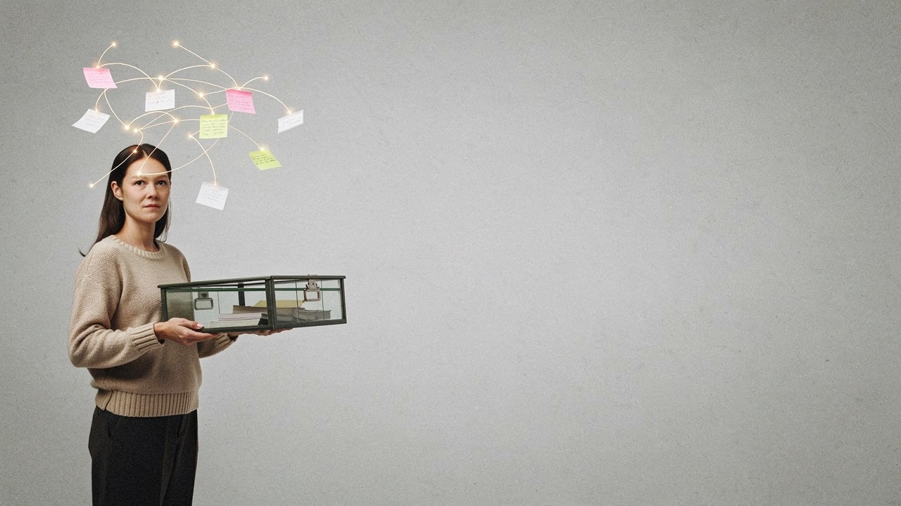 Professional houdt een glazen archieflade vast met zwevende notities die samen een lichtgevend netwerk vormen
