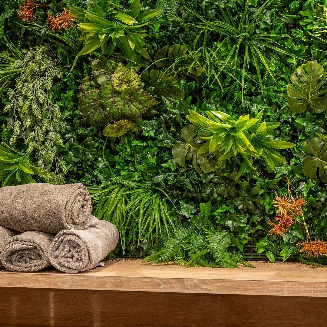 Groene kunstplantenwand als sfeervolle achterwand in een wellness- of spaomgeving