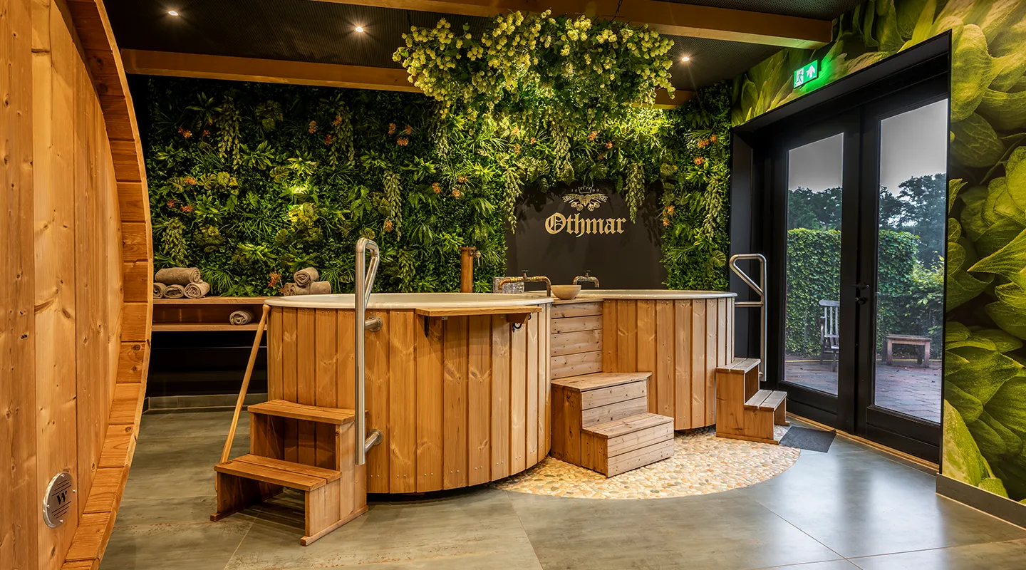 Maatwerk groene plantenwand met houten hottub in de Othmar bierspa, gerealiseerd door MiVerde