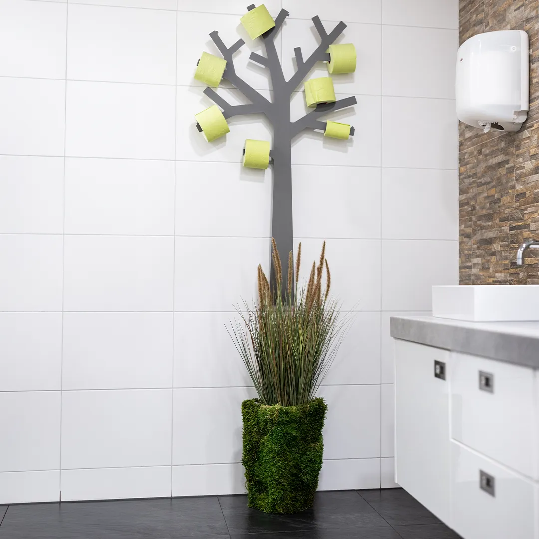 Groene interieurbeplanting in mosspot als decoratieve toevoeging op een zakelijk toilet