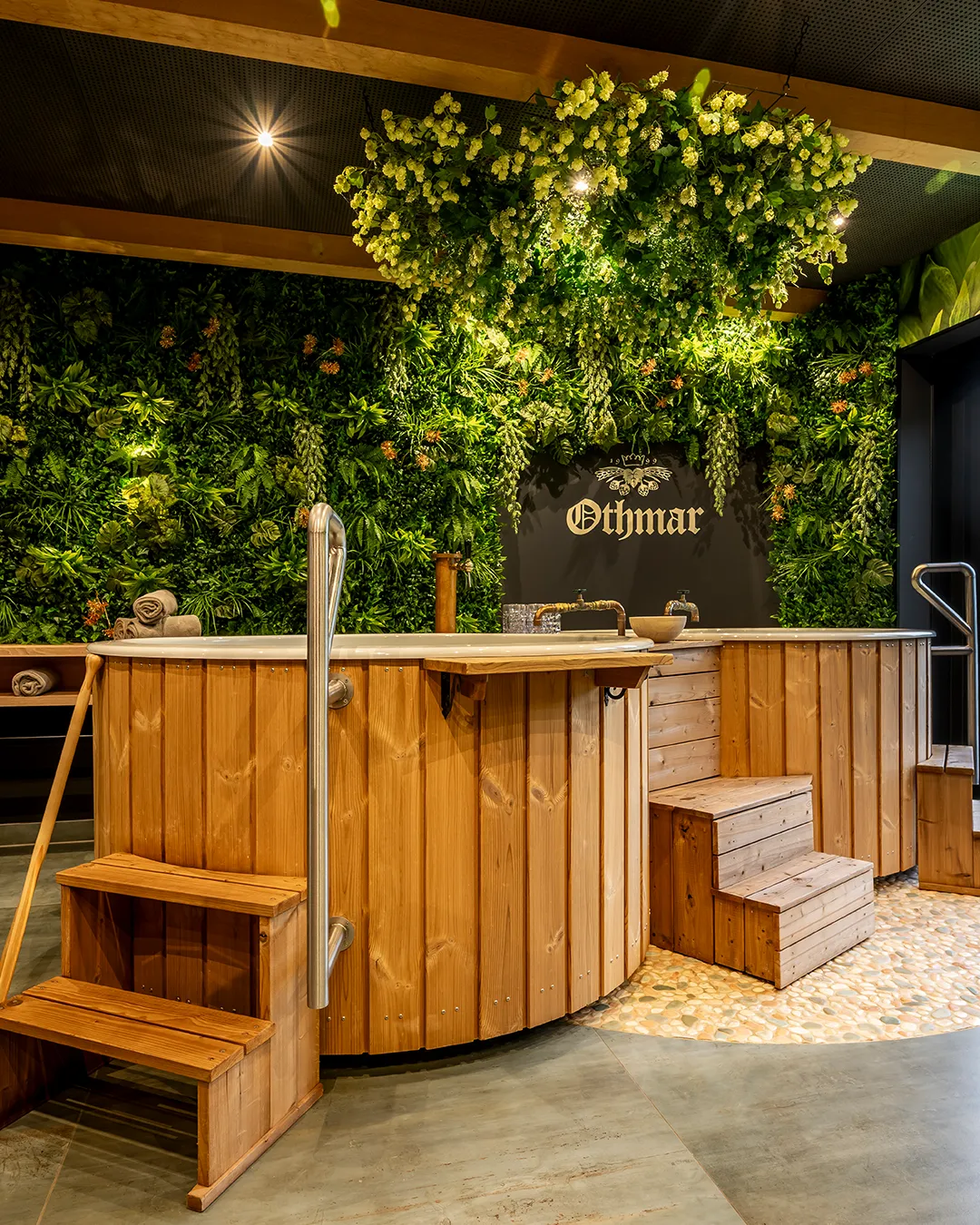 Othmar luxe houten hot tub met trap en verticale tuin in wellness showroom
