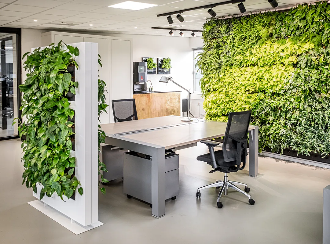 Modern kantoor met verticale plantenwand, bureau en ergonomische stoel in minimalistische werkruimte