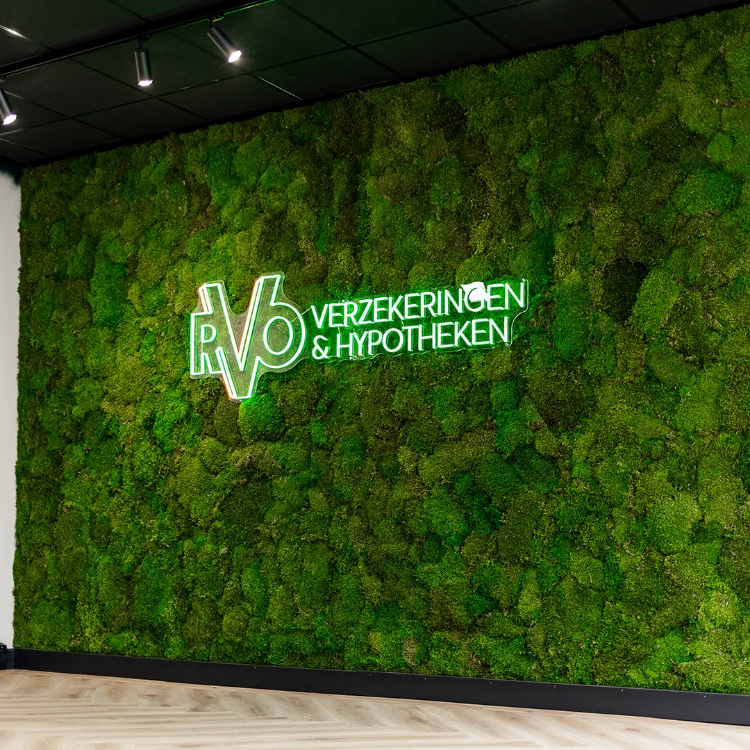 RVO Verzekeringen & Hypotheken logo in neonverlichting op groene moswand kantoor