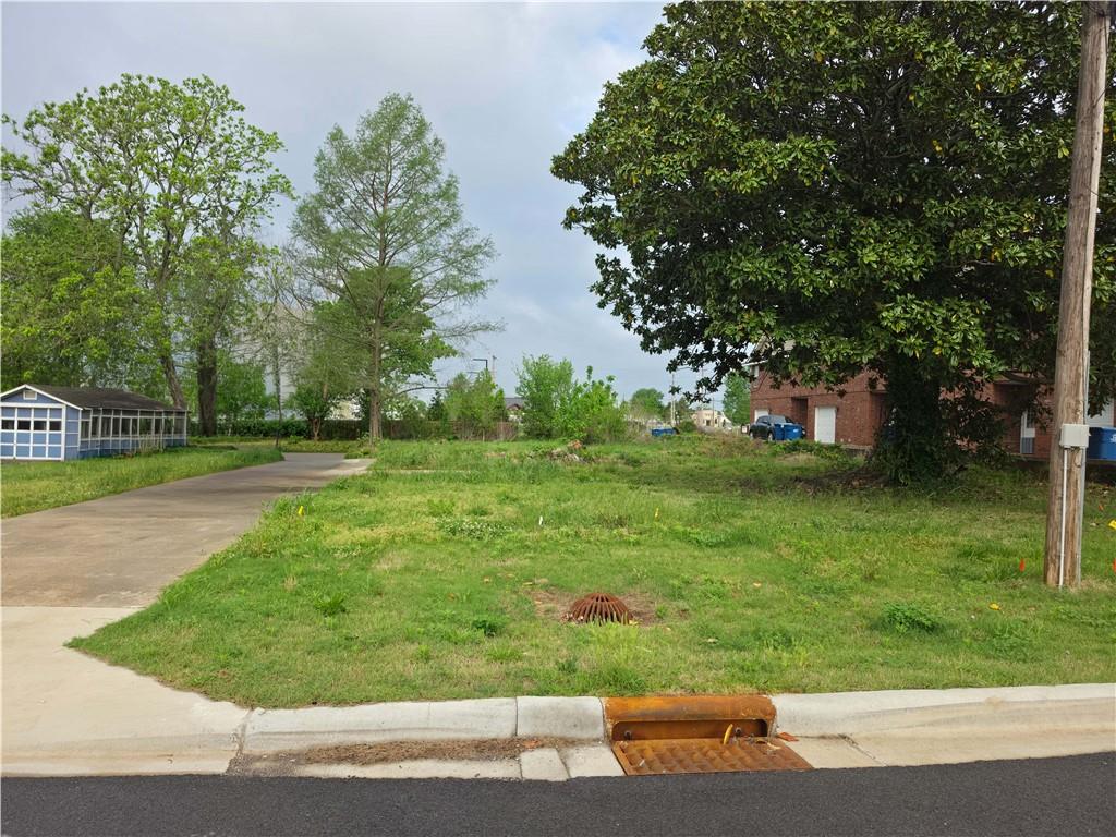 504 SW E Street - Main View