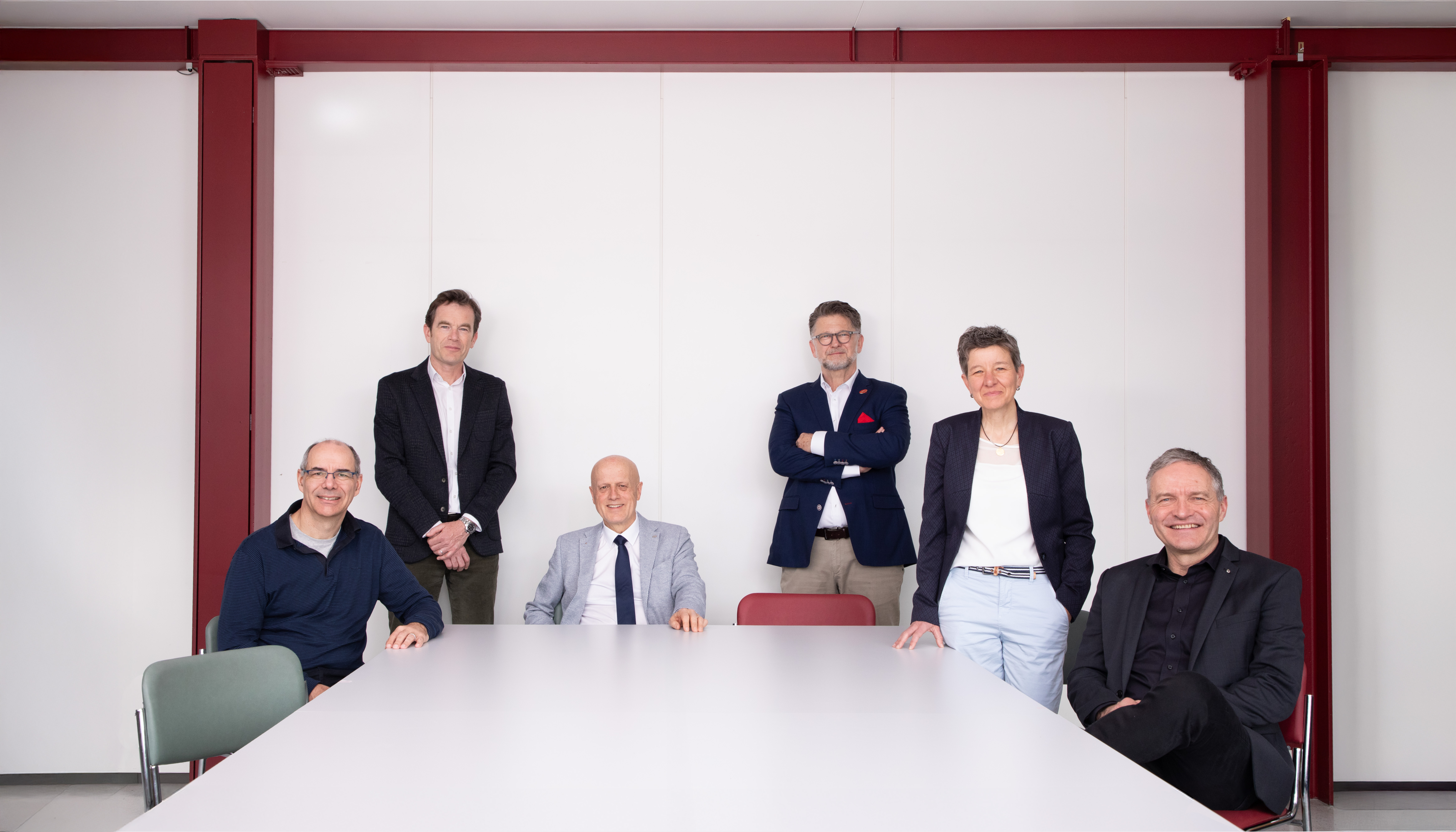 Die Mitglieder des Stiftungsrats der Stiftung Battenberg posieren für ein Foto."