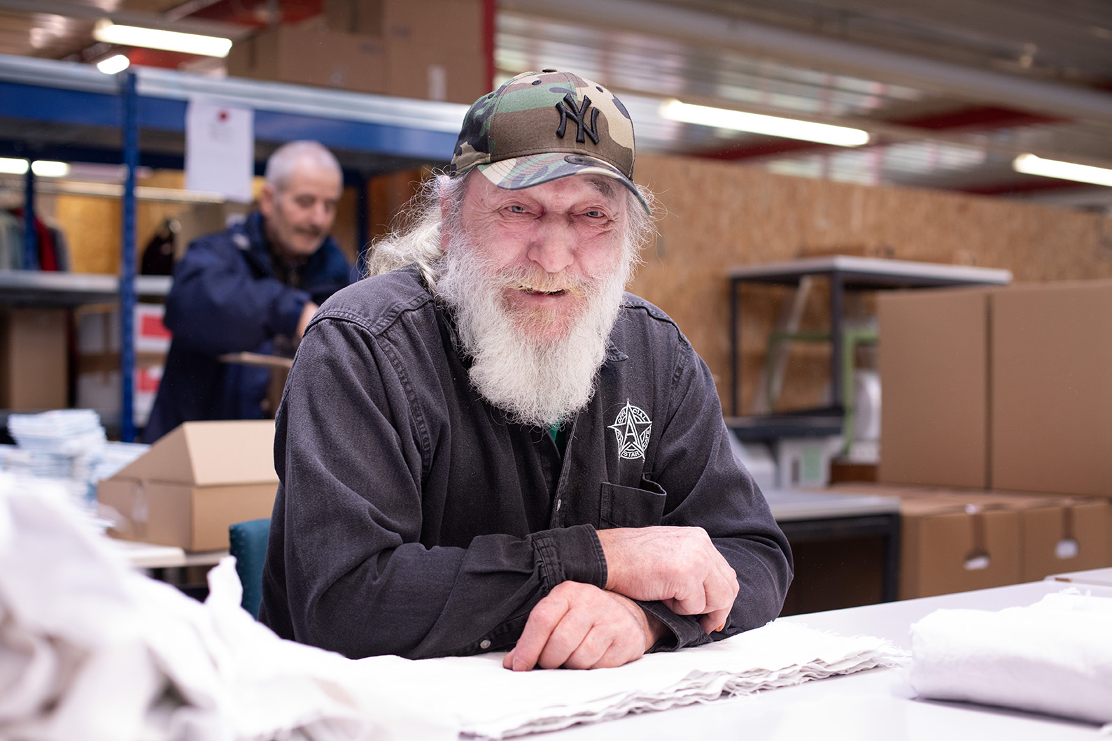 Mit handwerklichem Geschick, Verantwortungsbewusstsein und Teamgeist bringt Herr Basanovic Farbe und Zusammenhalt in den Arbeitsalltag an der Gurnigelstrasse – und findet dabei selbst neue Stabilität und Lebensfreude. 