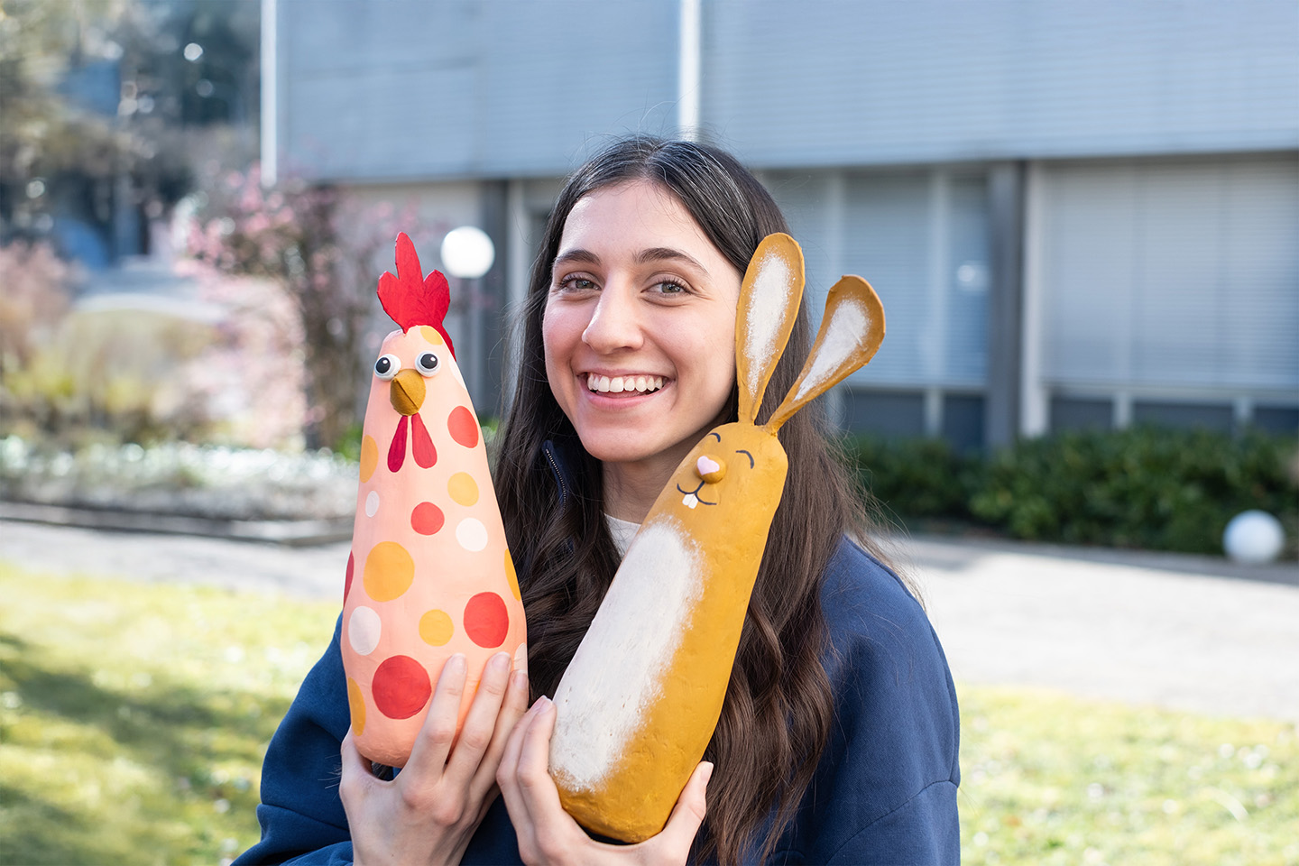 Et si le développement personnel commençait par oser la créativité? Au Living Museum Biel/Bienne, Michelle Heim trouve un espace protégé où elle peut découvrir ses talents et renforcer sa confiance en elle. De l’incertitude des débuts à la fierté de sa première exposition, son parcours illustre combien un cadre adapté peut révéler le potentiel et favoriser l’épanouissement personnel. 