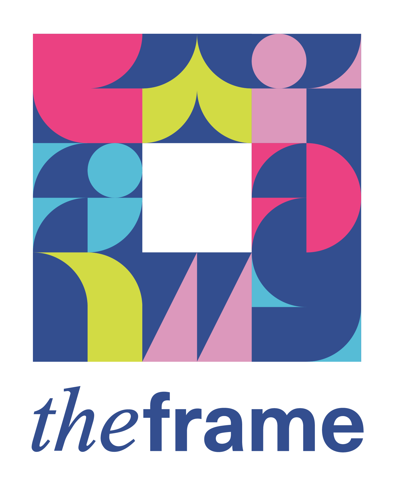 Foto von 15 Personen, die jeweils ein Diplom vor einem weißen Zelt im Freien halten.