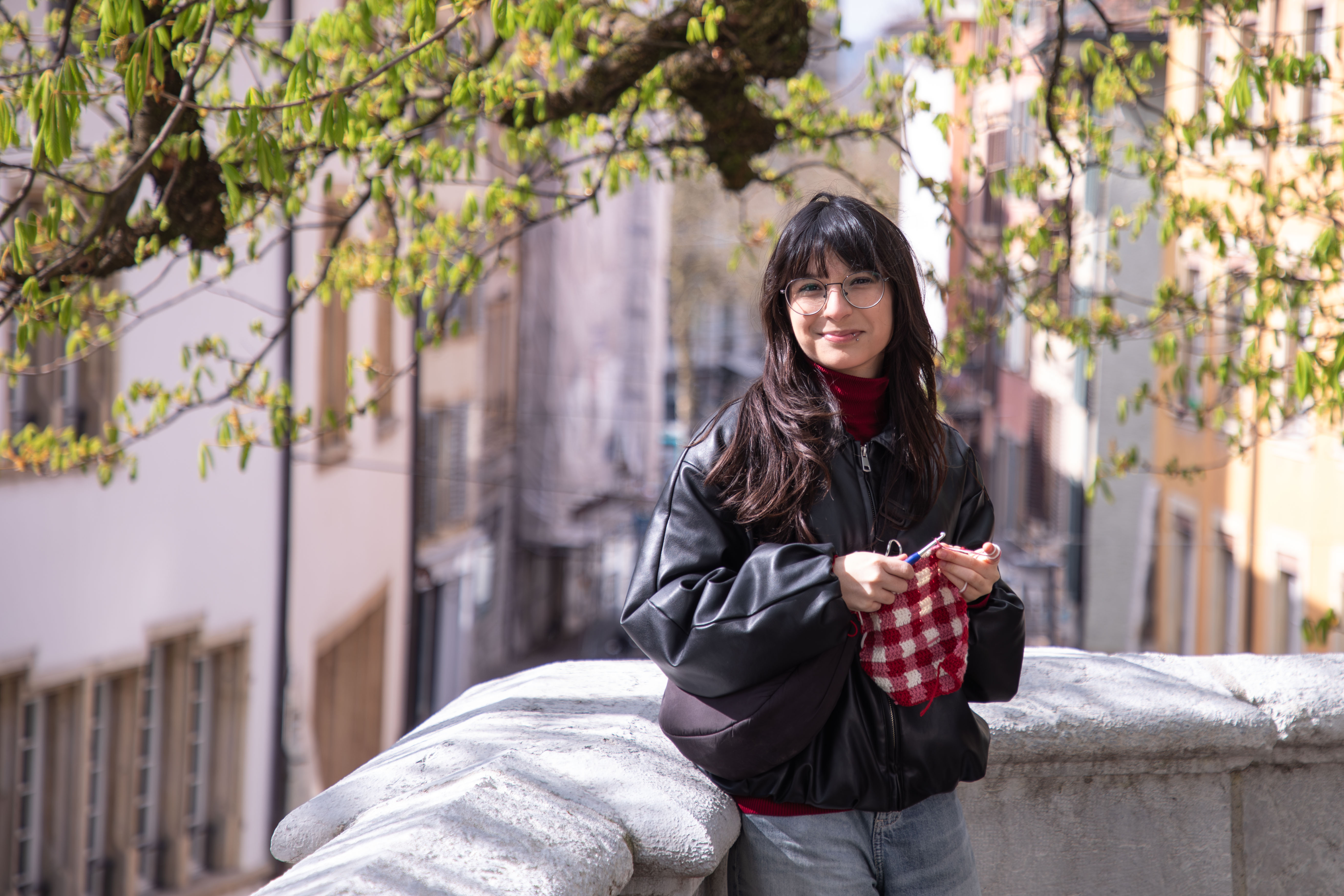 Zwischen Ausbildung, WG-Alltag und gemeinschaftlichen Aktivitäten findet Melina im Wohnstandort Tulip Stabilität und Freiraum. Der Alltag der 19-jährigen Lernenden Uhrmacherin zeigt, wie ein unterstützendes Umfeld junge Menschen auf ihrem Weg in die Selbstständigkeit begleiten kann. 