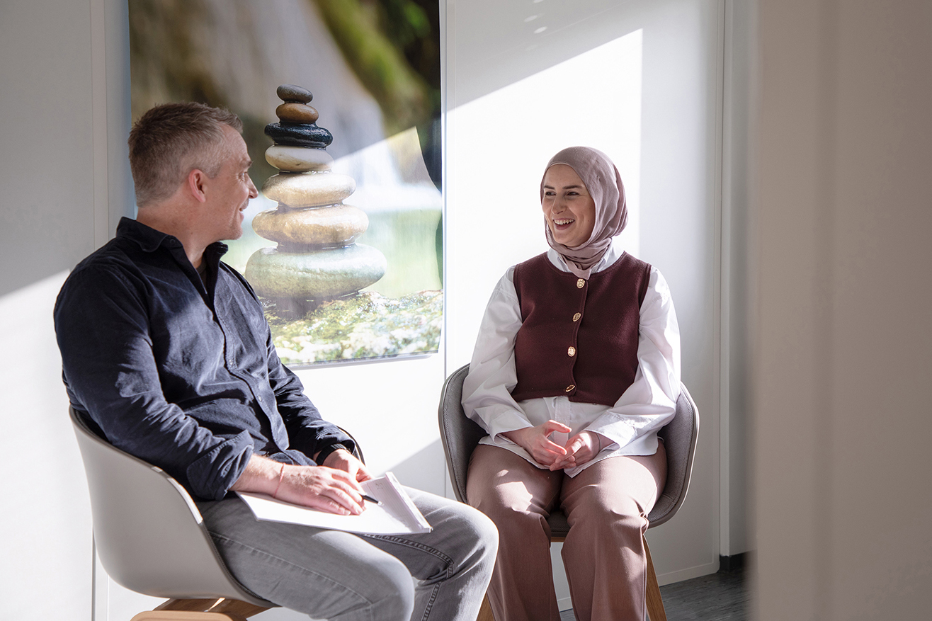 Zu Beginn schien der Arbeitsalltag für Frau Saqipi in weiter Ferne, heute plant sie bereits ihre nächste Ausbildung. Dass gesundheitliche Herausforderungen kein Hindernis für neue Ziele sein müssen, zeigt ihr Weg über die erfolgreiche Stabilisierung hin zur fachlichen Spezialisierung im Rechnungswesen.