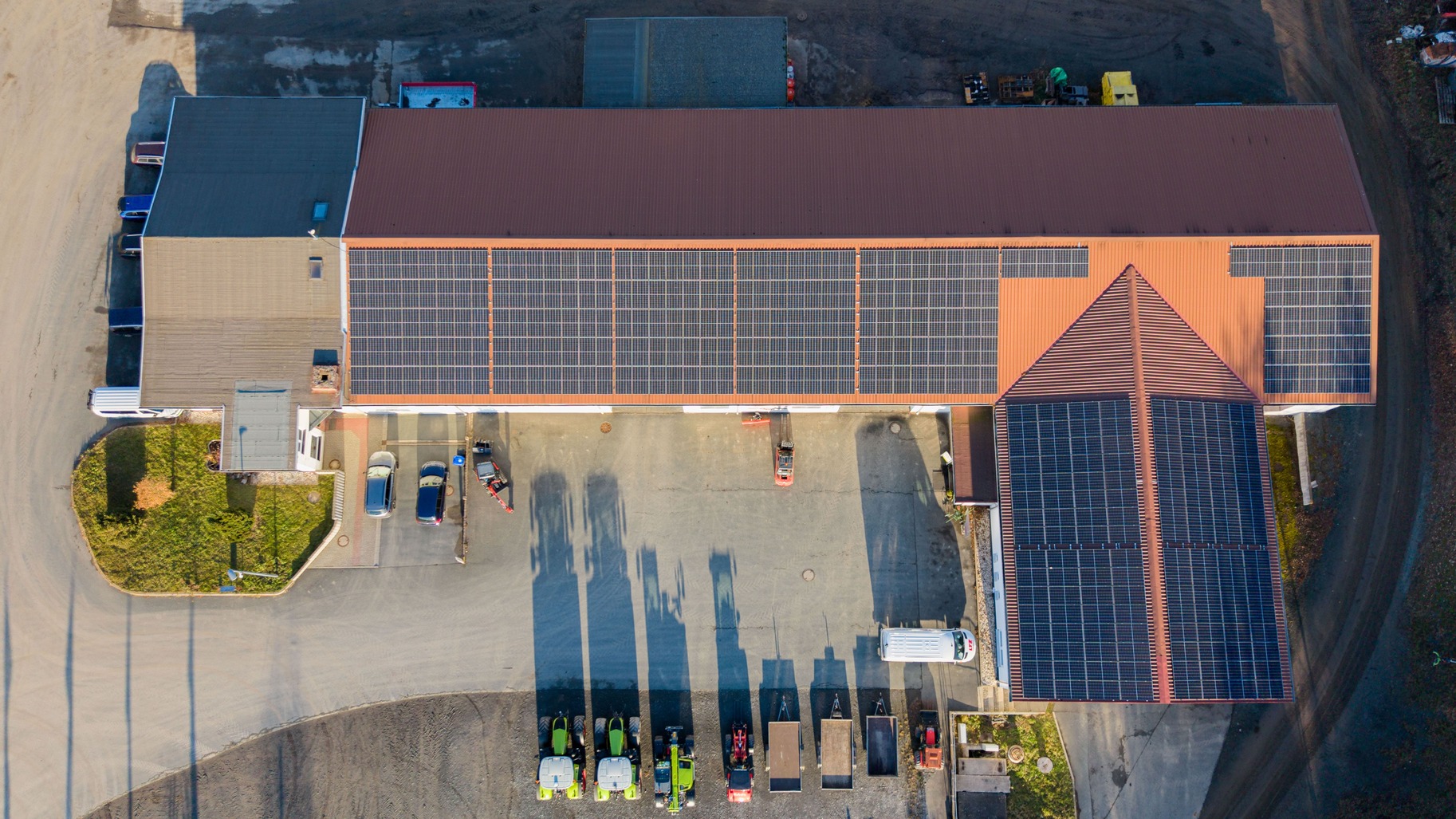 Luftaufnahme der 100-kWp-Photovoltaikanlage auf dem Blechdach des Unternehmens LTZ