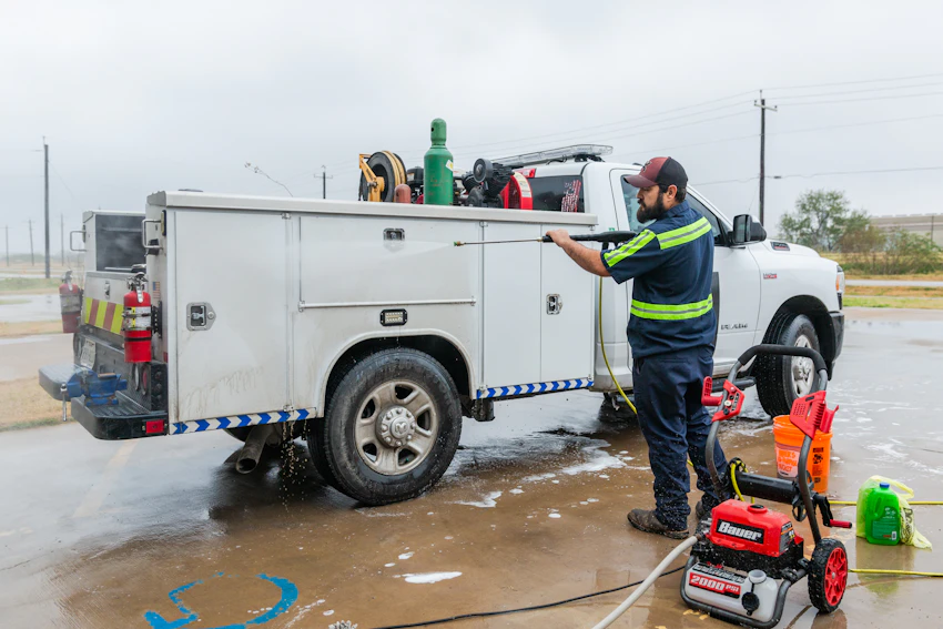 Mechanic performing mobile truck repair in Odessa, TX