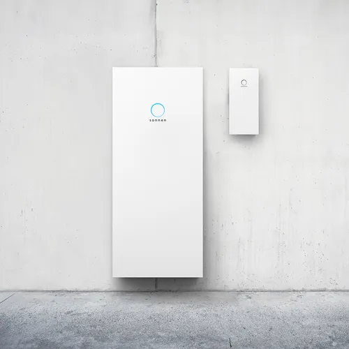 sonnenBatterie 10 und sonnenProtect 4000 montiert an einer hellgrauen Betonwand.