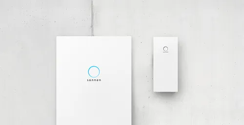 sonnenBatterie 10 und sonnenProtect 4000 montiert an einer hellgrauen Betonwand.