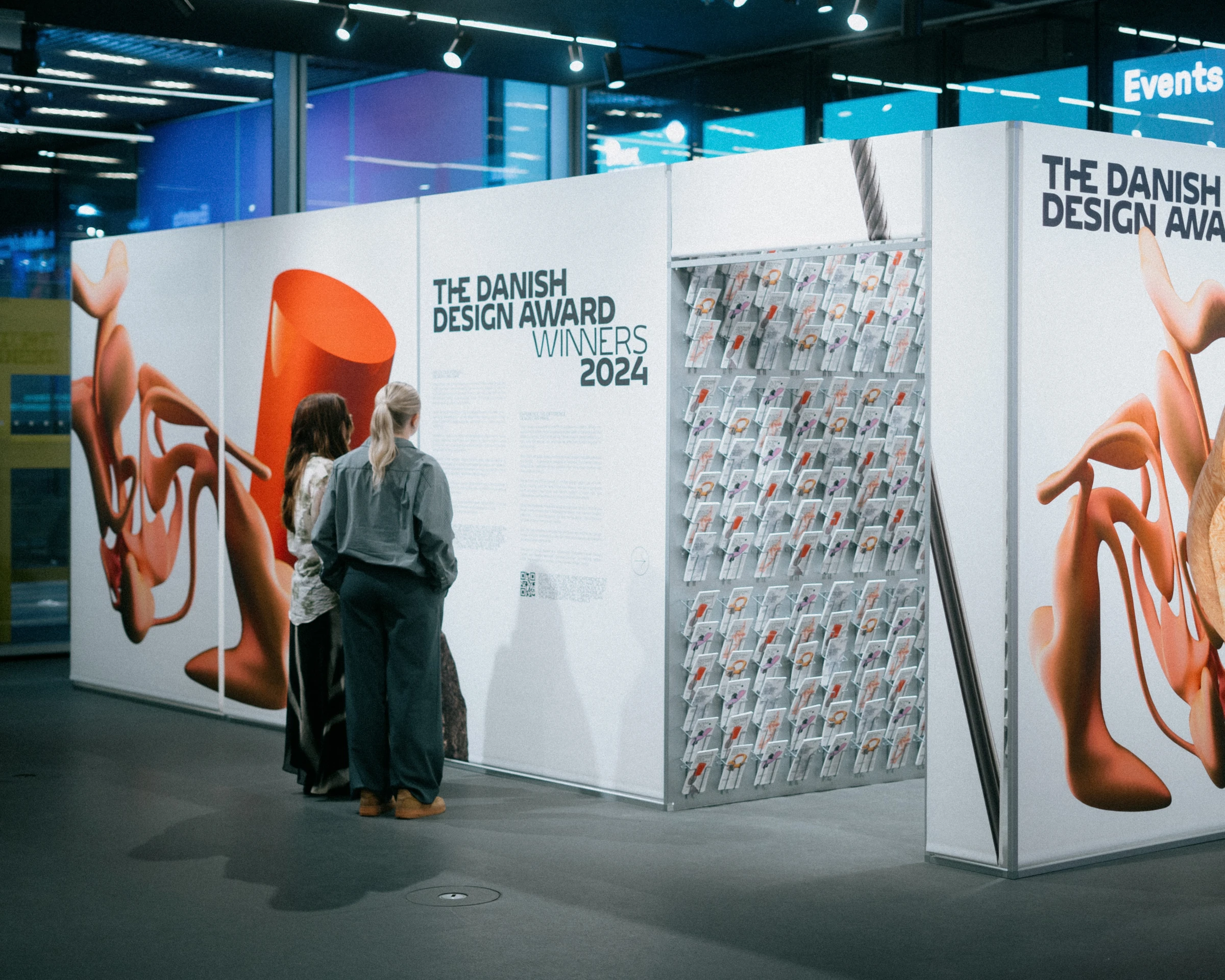 Danish Design Award stand med to mennekser foran