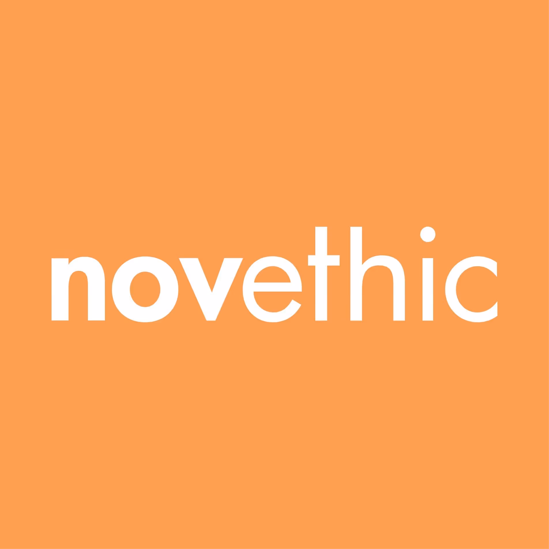 Logo blanc avec le texte novethic sur fond orange.