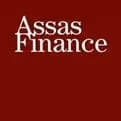 Logo texte blanc 'Assas Finance' sur fond rouge bordeaux.