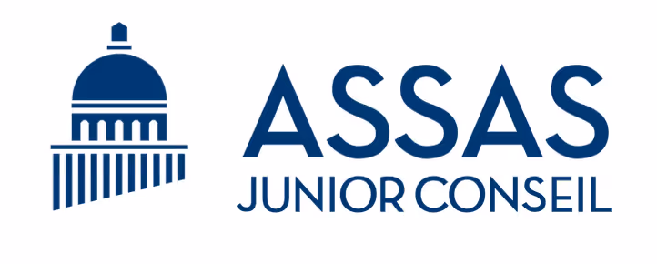 Logo d'ASSAS Junior Conseil avec un dôme stylisé bleu à gauche et le texte à droite.