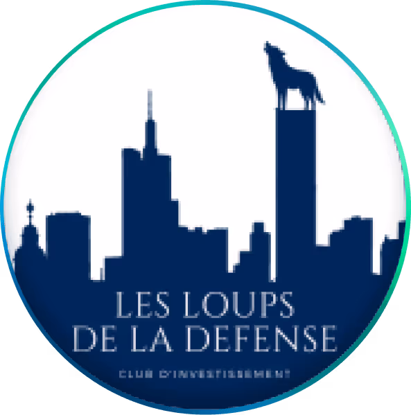 Silhouette urbaine avec un loup debout sur un gratte-ciel et texte Les Loups de La Défense.