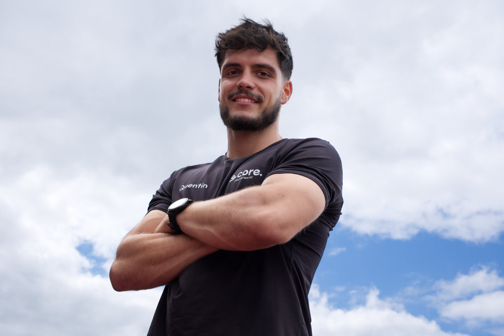 un coach sportif Quentin qui pose prise en contre bas