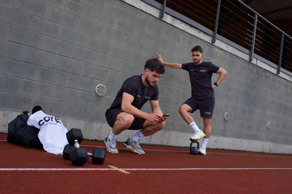 deux coachs sportifs à coté de leur matériel