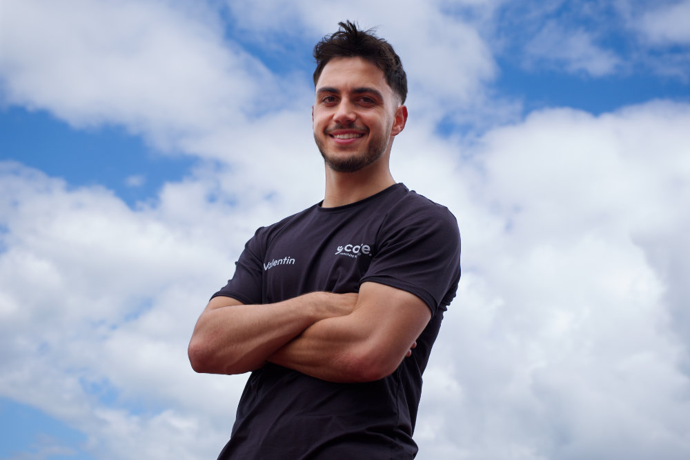 un coach sportif Valentin qui pose prise en contre bas