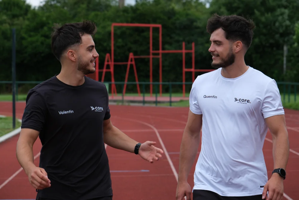 deux coachs qui discutent en marchant