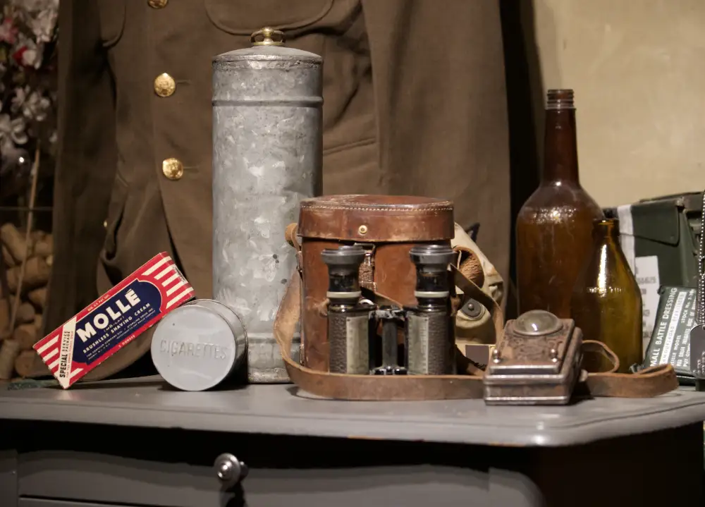exemple de photo pour un musée ensemble d'objets dont une gourde