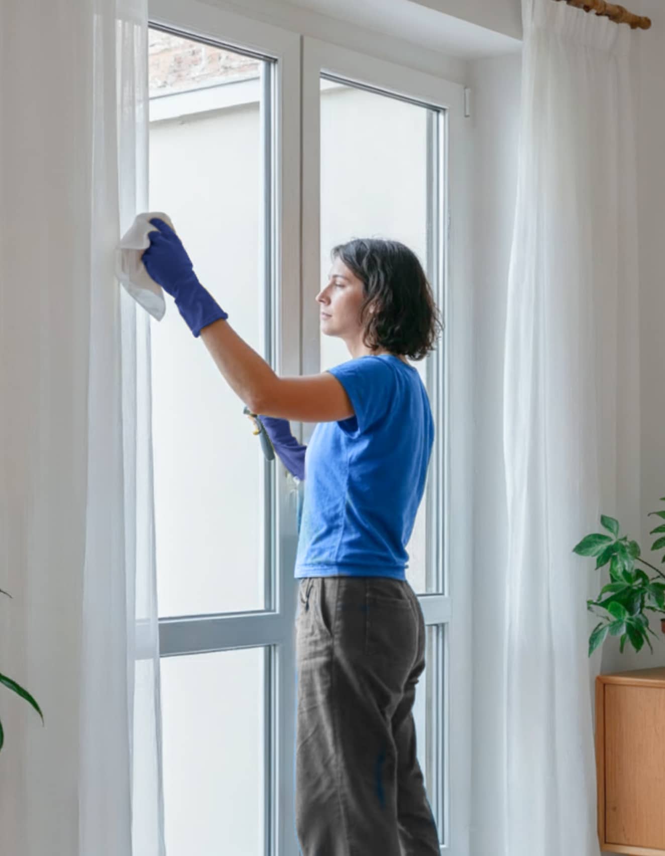 How to Effectively Clean Glass (Without the Streaks)