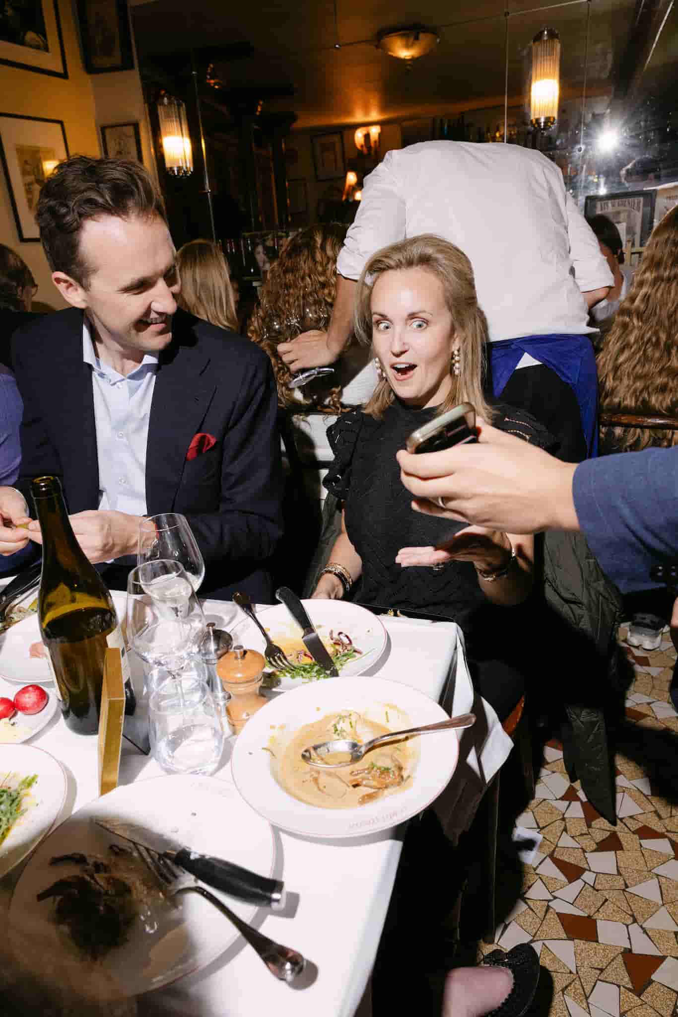 Magicien de mariage pour une animation de tabke en table aux invités d'un mariage à Paris