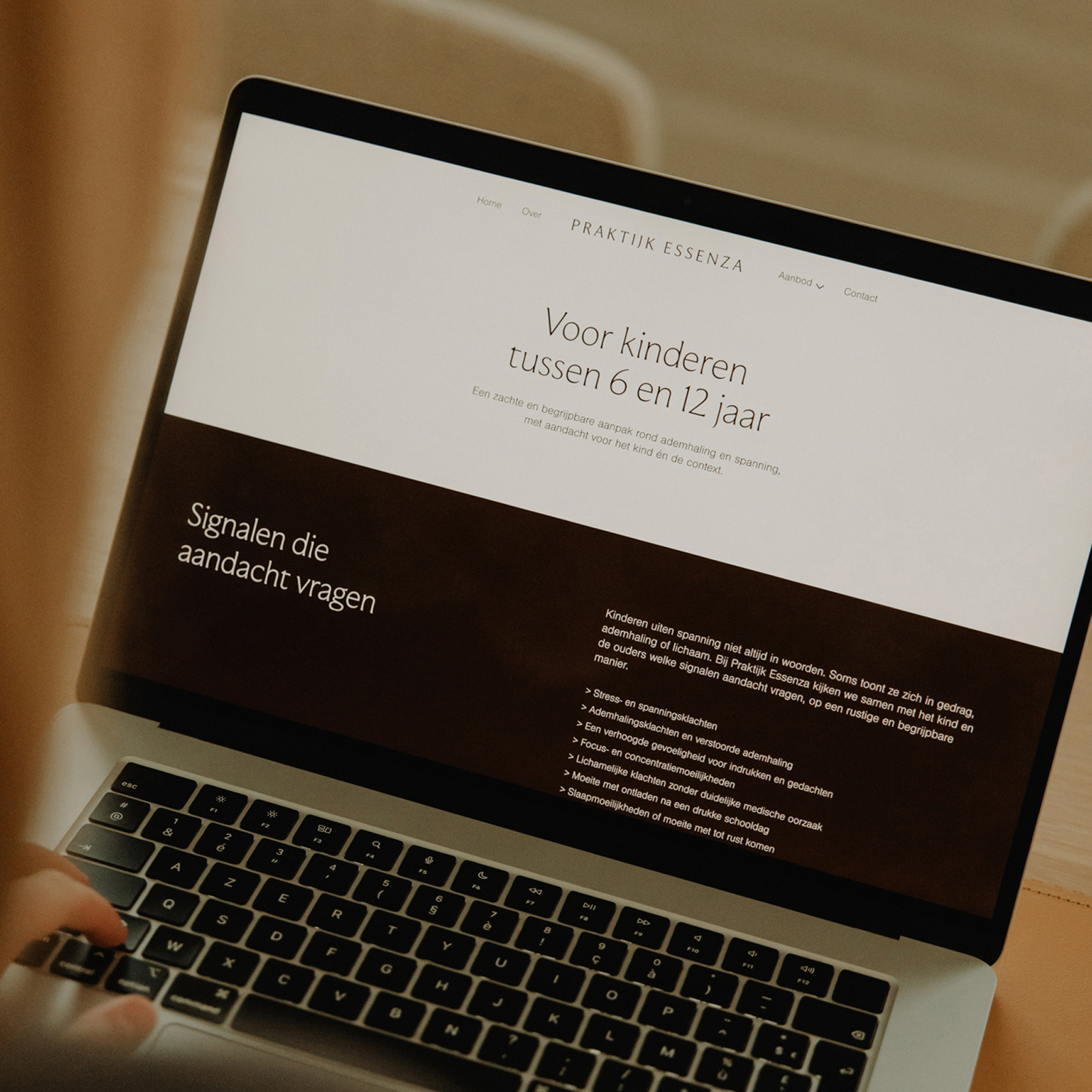 Laptopscherm met een Nederlandse website voor Praktijk Essenza gericht op kinderen tussen 6 en 12 jaar met aandacht voor ademhaling en spanningssignalen.