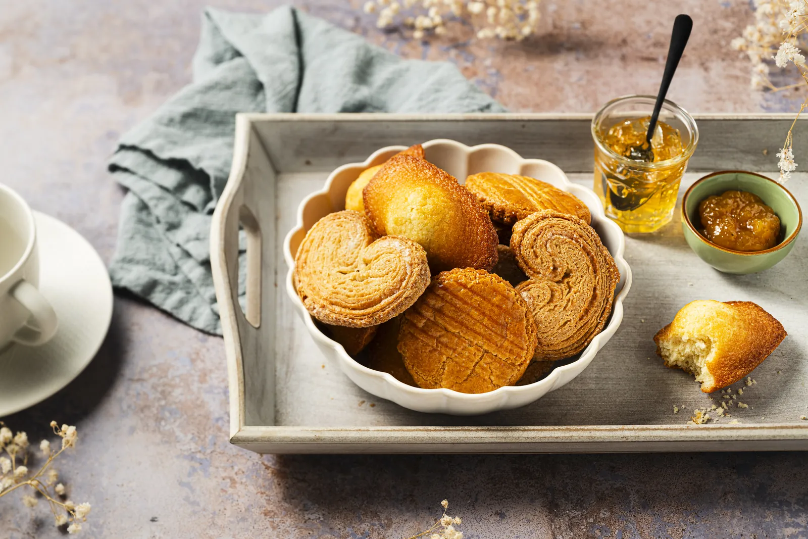 Assortiment gourmand de 12 madeleines, 12 palmiers et 12 sablés bretons
