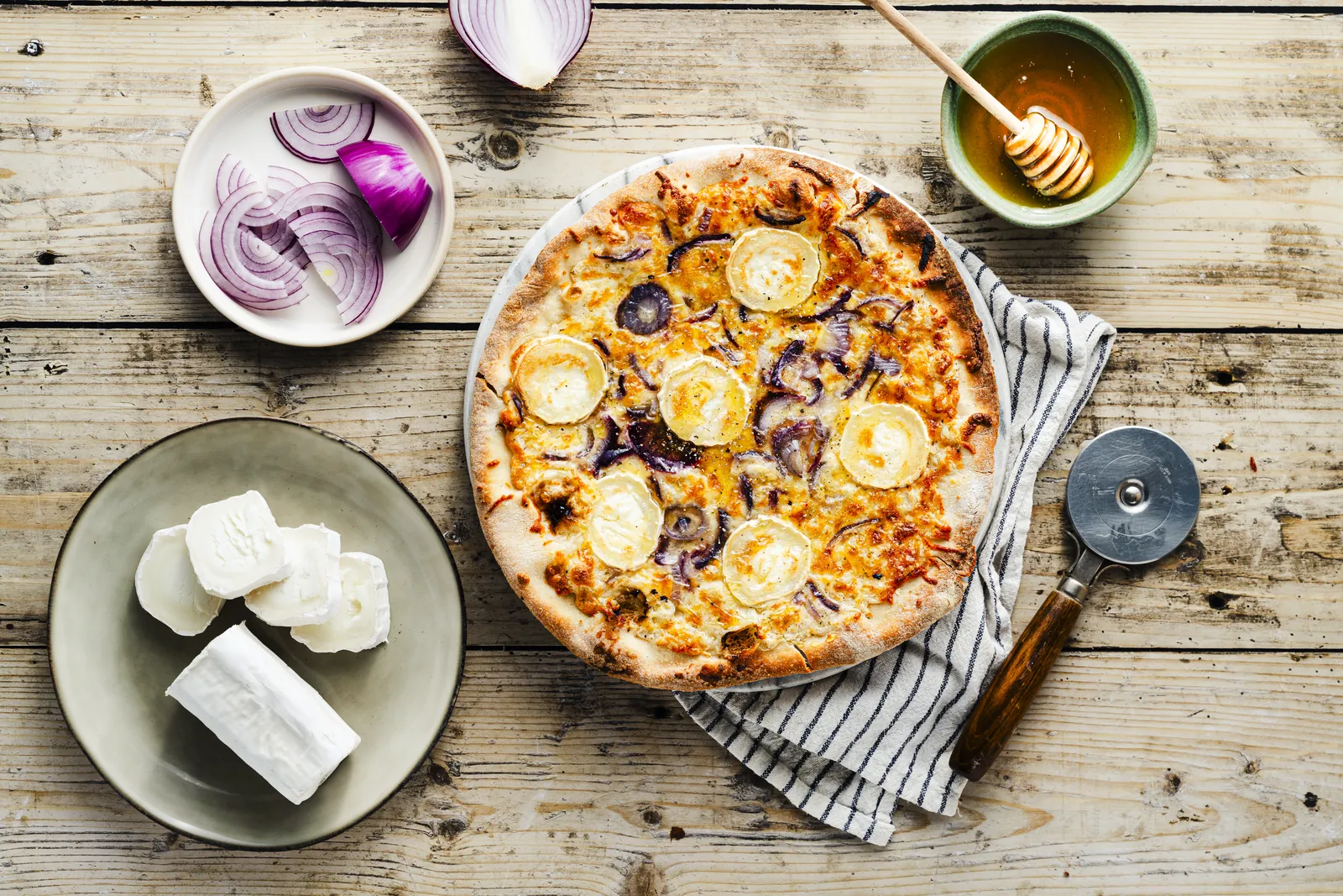 Pizza bûche de chèvre et miel