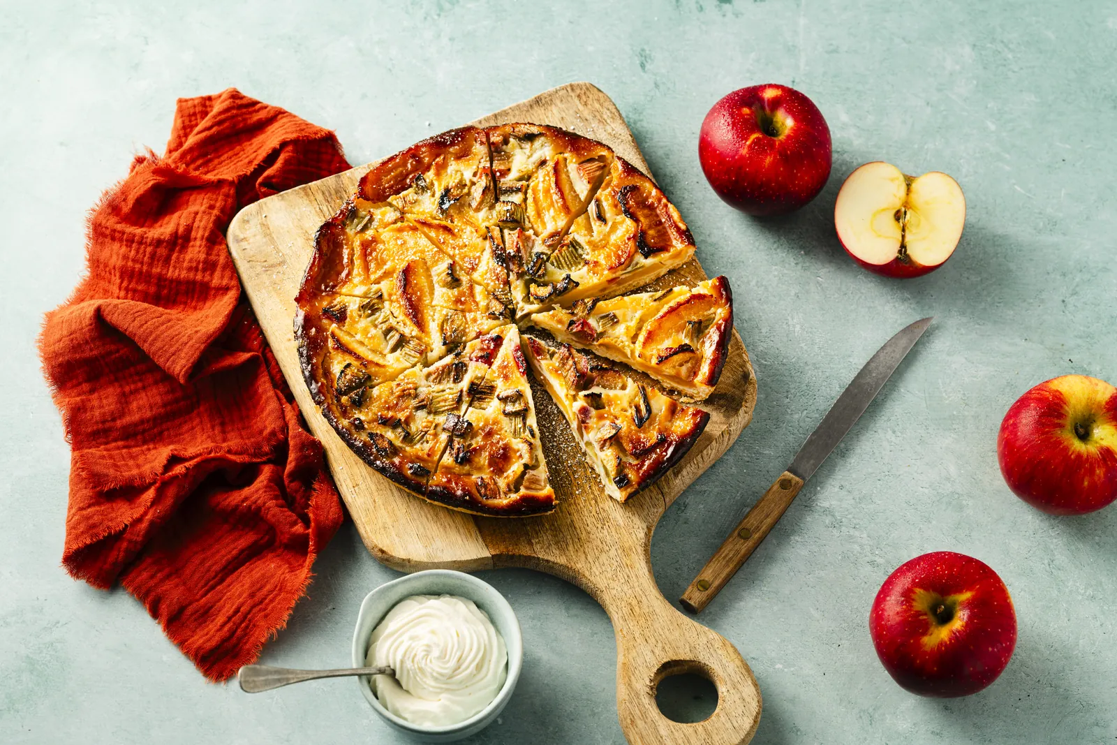 Tarte aux pommes et à la rhubarbe