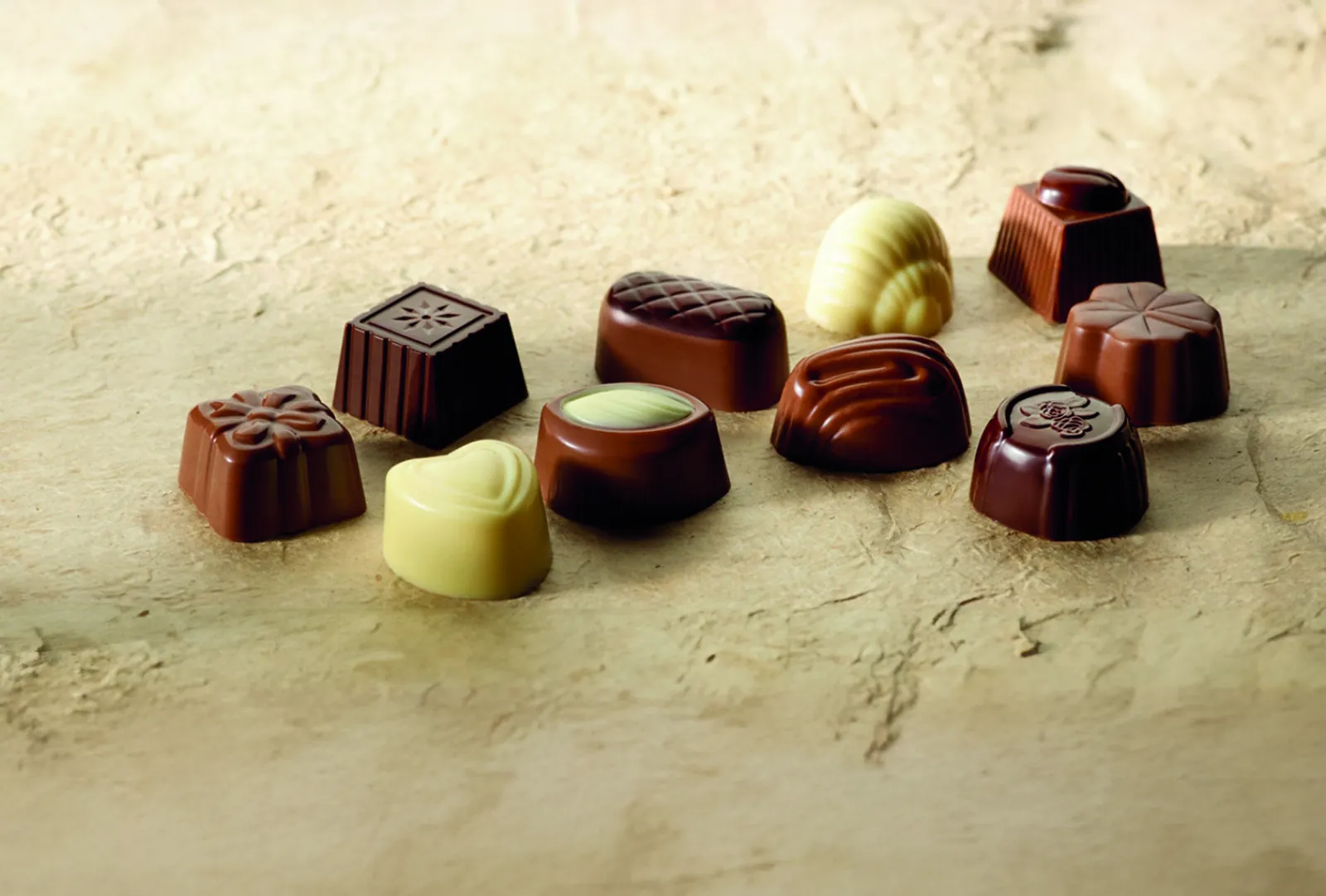 assortiment gourmand de chocolats fourrés et pralinés