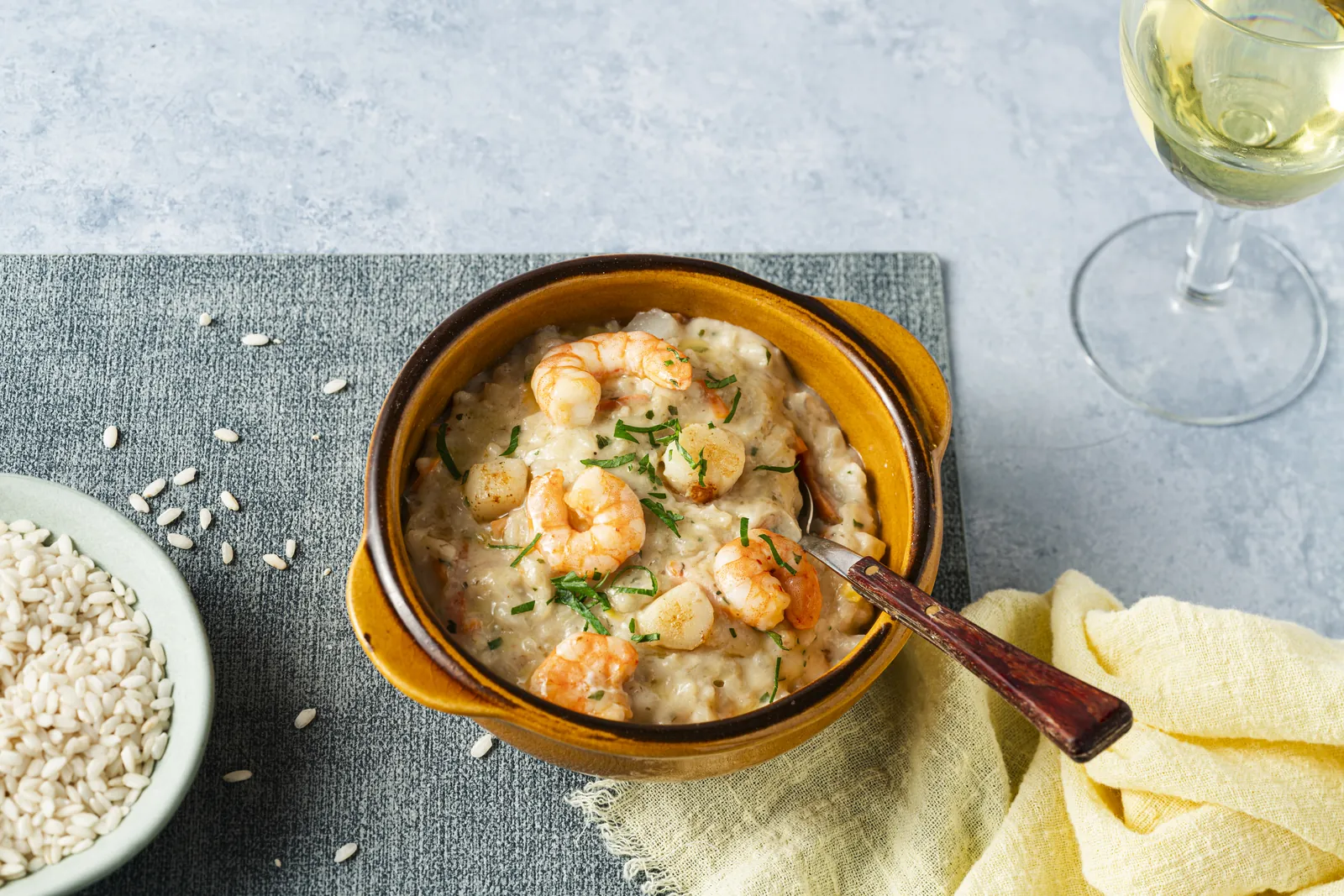 Risotto aux petits légumes, crevettes et noix de Saint-Jacques