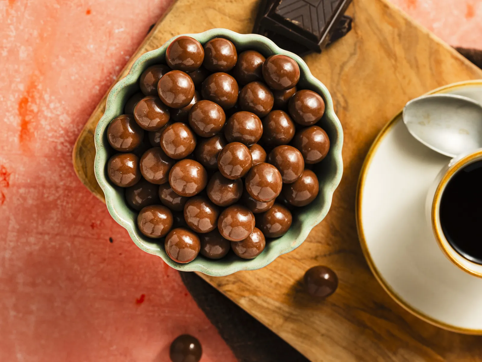 Lot de deux sachets de perles croustillantes enrobees de chocolat au lait