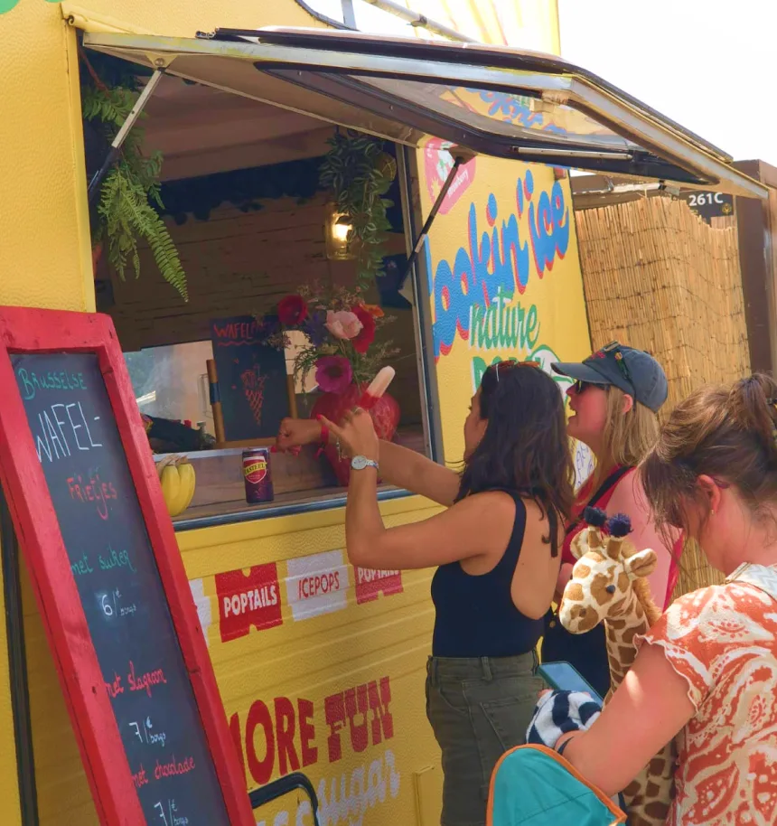 Klanten aan de Lookin'ice Foodtruck