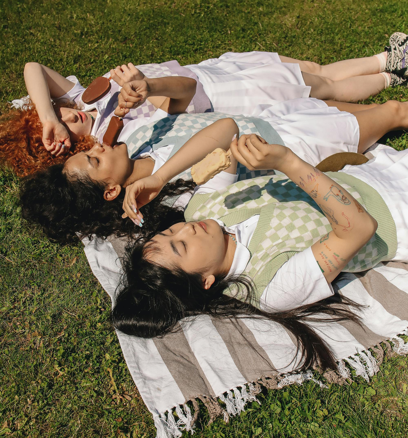 Mensne liggen neer op hun rug en genietenn van een icepop van Lookin'Ice