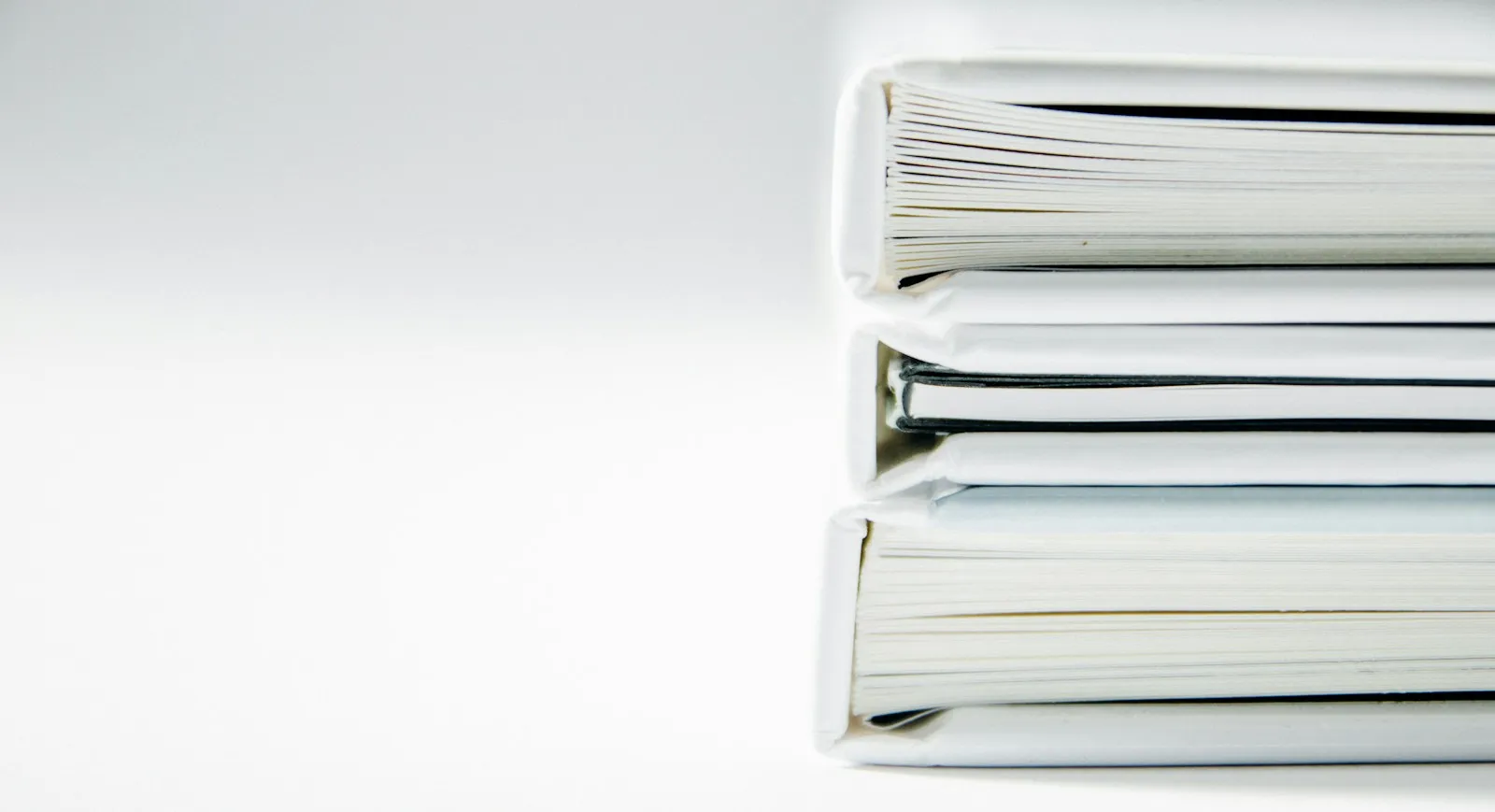 Stapel ordners met administratie