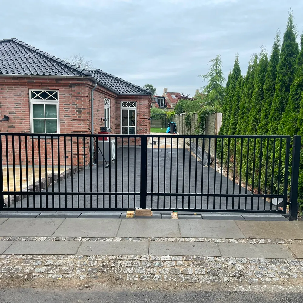 Robust sortlakeret gitterport monteret ved indkørsel til privat ejendom af din smed.