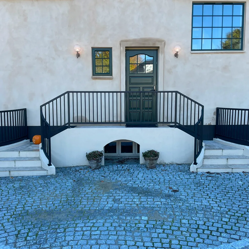 Stort sort stålgelænder til herskabelig ejendom i København, udført af smede fra CMP Metal.