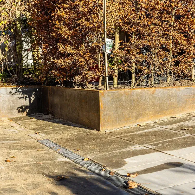 Støttemur i råt Corten stål, leveret og monteret af smed.